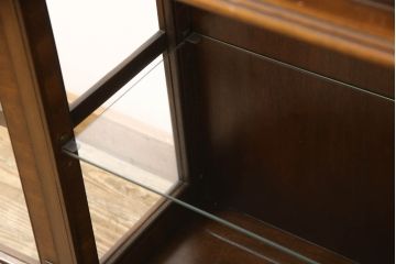 ビンテージ家具　美品　珍しいモデル!　DREXEL HERITAGE(ドレクセルヘリテイジ)　マホガニー材　アーチ状のガラス戸がクラシカルな雰囲気を醸し出す薄型キャビネット(食器棚、キュリオケース、飾り棚、ヴィンテージ)(R-059164)