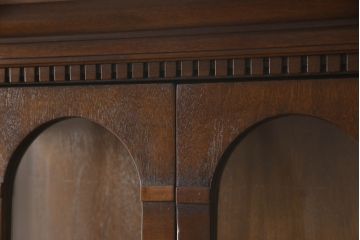 ビンテージ家具　美品　珍しいモデル!　DREXEL HERITAGE(ドレクセルヘリテイジ)　マホガニー材　アーチ状のガラス戸がクラシカルな雰囲気を醸し出す薄型キャビネット(食器棚、キュリオケース、飾り棚、ヴィンテージ)(R-059164)