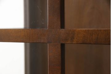 ビンテージ家具　美品　珍しいモデル!　DREXEL HERITAGE(ドレクセルヘリテイジ)　マホガニー材　アーチ状のガラス戸がクラシカルな雰囲気を醸し出す薄型キャビネット(食器棚、キュリオケース、飾り棚、ヴィンテージ)(R-059164)