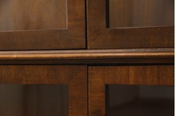 ビンテージ家具　美品　珍しいモデル!　DREXEL HERITAGE(ドレクセルヘリテイジ)　マホガニー材　アーチ状のガラス戸がクラシカルな雰囲気を醸し出す薄型キャビネット(食器棚、キュリオケース、飾り棚、ヴィンテージ)(R-059164)