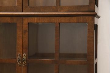 ビンテージ家具　美品　珍しいモデル!　DREXEL HERITAGE(ドレクセルヘリテイジ)　マホガニー材　アーチ状のガラス戸がクラシカルな雰囲気を醸し出す薄型キャビネット(食器棚、キュリオケース、飾り棚、ヴィンテージ)(R-059164)