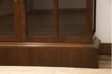 ビンテージ家具　美品　珍しいモデル!　DREXEL HERITAGE(ドレクセルヘリテイジ)　マホガニー材　アーチ状のガラス戸がクラシカルな雰囲気を醸し出す薄型キャビネット(食器棚、キュリオケース、飾り棚、ヴィンテージ)(R-059164)