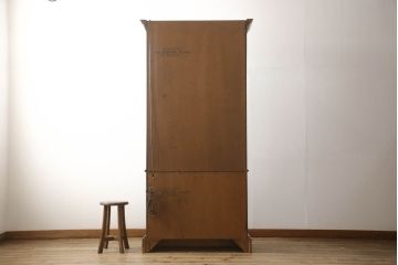 ビンテージ家具　美品　珍しいモデル!　DREXEL HERITAGE(ドレクセルヘリテイジ)　マホガニー材　アーチ状のガラス戸がクラシカルな雰囲気を醸し出す薄型キャビネット(食器棚、キュリオケース、飾り棚、ヴィンテージ)(R-059164)