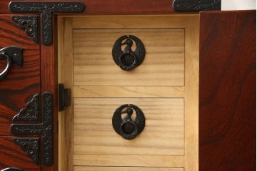 中古　美品　岩谷堂箪笥　力強い木目と重厚な金具が魅力的な収納箪笥(和タンス、引き出し、整理箪笥)(R-059168)