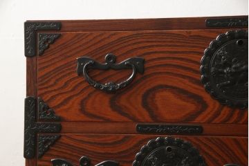 中古　美品　岩谷堂箪笥　力強い木目と重厚な金具が魅力的な収納箪笥(和タンス、引き出し、整理箪笥)(R-059168)