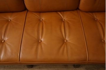 中古　美品　飛騨産業　キツツキ　PROVINCIAL(プロヴィンシャル・プロビンシャル)シリーズ　どこかレトロな雰囲気を感じる本革3人掛けソファ(レザー、3P、アームソファ)(定価約75万円)(R-059170)
