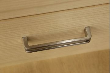中古　美品　高級品!　在名入り(舟風)　鎌倉彫り　漆塗り・朱塗り　内部桐材　職人のこだわりが感じられるモダンな衣装たんす(洋服タンス、着物箪笥、和箪笥、整理タンス、婚礼家具)(R-059180)