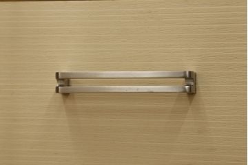 中古　美品　高級品!　在名入り(舟風)　鎌倉彫り　漆塗り・朱塗り　内部桐材　職人のこだわりが感じられるモダンな衣装たんす(洋服タンス、着物箪笥、和箪笥、整理タンス、婚礼家具)(R-059180)