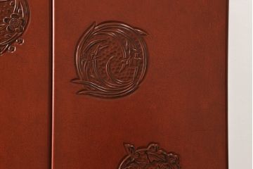 中古　美品　高級品!　在名入り(舟風)　鎌倉彫り　漆塗り・朱塗り　内部桐材　職人のこだわりが感じられるモダンな衣装たんす(洋服タンス、着物箪笥、和箪笥、整理タンス、婚礼家具)(R-059180)