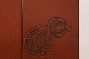 中古　美品　高級品!　在名入り(舟風)　鎌倉彫り　漆塗り・朱塗り　内部桐材　職人のこだわりが感じられるモダンな衣装たんす(洋服タンス、着物箪笥、和箪笥、整理タンス、婚礼家具)(R-059180)