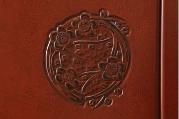 中古　美品　高級品!　在名入り(舟風)　鎌倉彫り　漆塗り・朱塗り　内部桐材　職人のこだわりが感じられるモダンな衣装たんす(洋服タンス、着物箪笥、和箪笥、整理タンス、婚礼家具)(R-059180)