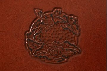 中古　美品　高級品!　在名入り(舟風)　鎌倉彫り　漆塗り・朱塗り　内部桐材　職人のこだわりが感じられるモダンな衣装たんす(洋服タンス、着物箪笥、和箪笥、整理タンス、婚礼家具)(R-059180)
