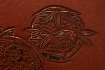中古　美品　高級品!　在名入り(舟風)　鎌倉彫り　漆塗り・朱塗り　内部桐材　職人のこだわりが感じられるモダンな衣装たんす(洋服タンス、着物箪笥、和箪笥、整理タンス、婚礼家具)(R-059180)
