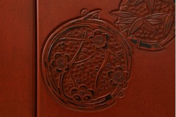 中古　美品　高級品!　在名入り(舟風)　鎌倉彫り　漆塗り・朱塗り　内部桐材　職人のこだわりが感じられるモダンな衣装たんす(洋服タンス、着物箪笥、和箪笥、整理タンス、婚礼家具)(R-059180)