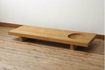 中古　希少な廃盤品　コンランショップ　ユニークなデザインが目を惹く変わり型のローテーブル(作業台、裁ち板、飾り台、花台、座卓)(R-059181)