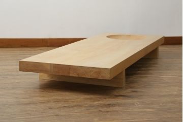中古　希少な廃盤品　コンランショップ　ユニークなデザインが目を惹く変わり型のローテーブル(作業台、裁ち板、飾り台、花台、座卓)(R-059181)