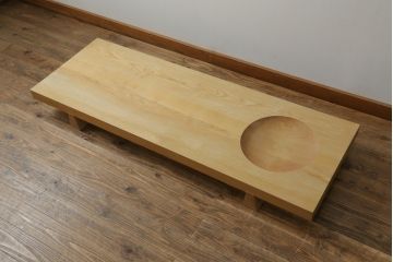 中古　希少な廃盤品　コンランショップ　ユニークなデザインが目を惹く変わり型のローテーブル(作業台、裁ち板、飾り台、花台、座卓)(R-059181)