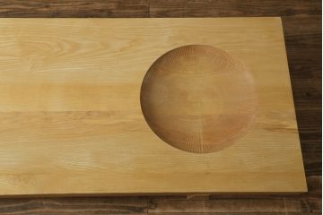 中古　希少な廃盤品　コンランショップ　ユニークなデザインが目を惹く変わり型のローテーブル(作業台、裁ち板、飾り台、花台、座卓)(R-059181)