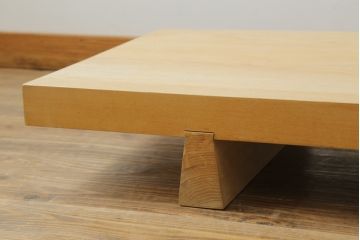 中古　希少な廃盤品　コンランショップ　ユニークなデザインが目を惹く変わり型のローテーブル(作業台、裁ち板、飾り台、花台、座卓)(R-059181)