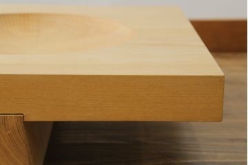 中古　希少な廃盤品　コンランショップ　ユニークなデザインが目を惹く変わり型のローテーブル(作業台、裁ち板、飾り台、花台、座卓)(R-059181)