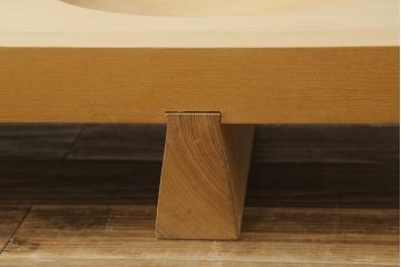 中古　希少な廃盤品　コンランショップ　ユニークなデザインが目を惹く変わり型のローテーブル(作業台、裁ち板、飾り台、花台、座卓)(R-059181)