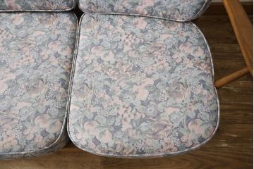 中古　美品　ERCOL(アーコール)　パステルカラーの花柄ファブリックが上品な3人掛けソファ(アームソファ、3Pソファ、三人掛け、英国、北欧)(R-059184)