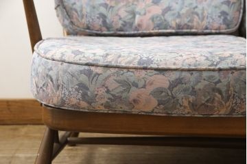 中古　美品　ERCOL(アーコール)　パステルカラーの花柄ファブリックが上品な3人掛けソファ(アームソファ、3Pソファ、三人掛け、英国、北欧)(R-059184)