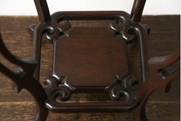 中古　美品　指物工芸　総シタン材(紫檀)　漆塗り　曲線的なフォルムが優美な雰囲気を醸し出す花台(定価約20万円)(飾り台、ディスプレイ台)(R-059187)