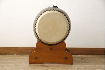 中古　バチ・太鼓台付き　刳り貫き太鼓(くり貫き太鼓、和太鼓、玩具太鼓、子供太鼓)(R-059189)