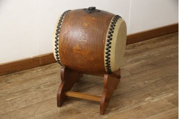 中古　バチ・太鼓台付き　刳り貫き太鼓(くり貫き太鼓、和太鼓、玩具太鼓、子供太鼓)(R-059189)