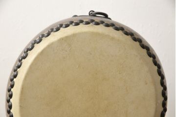 中古　バチ・太鼓台付き　刳り貫き太鼓(くり貫き太鼓、和太鼓、玩具太鼓、子供太鼓)(R-059189)