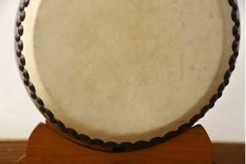 中古　バチ・太鼓台付き　刳り貫き太鼓(くり貫き太鼓、和太鼓、玩具太鼓、子供太鼓)(R-059189)