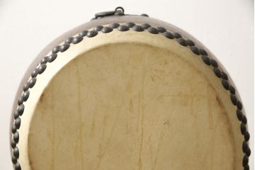 中古　バチ・太鼓台付き　刳り貫き太鼓(くり貫き太鼓、和太鼓、玩具太鼓、子供太鼓)(R-059189)