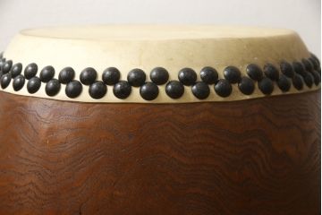 中古　バチ・太鼓台付き　刳り貫き太鼓(くり貫き太鼓、和太鼓、玩具太鼓、子供太鼓)(R-059189)