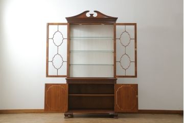 中古　美品　イギリス高級家具　Charles Barr(チャールズ バー)　マホガニー　気品ある佇まいが美しい最高級ガラスキャビネット(定価約180万円)(キュリオケース、ガラスケース、食器棚、飾り棚、戸棚)(R-059194)