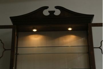中古　美品　イギリス高級家具　Charles Barr(チャールズ バー)　マホガニー　気品ある佇まいが美しい最高級ガラスキャビネット(定価約180万円)(キュリオケース、ガラスケース、食器棚、飾り棚、戸棚)(R-059194)