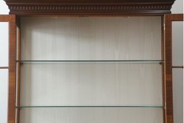 中古　美品　イギリス高級家具　Charles Barr(チャールズ バー)　マホガニー　気品ある佇まいが美しい最高級ガラスキャビネット(定価約180万円)(キュリオケース、ガラスケース、食器棚、飾り棚、戸棚)(R-059194)