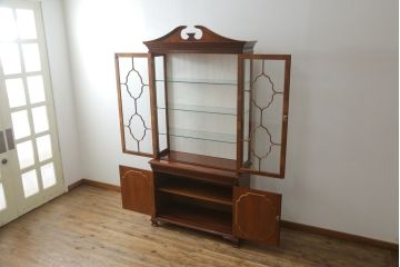 中古　美品　イギリス高級家具　Charles Barr(チャールズ バー)　マホガニー　気品ある佇まいが美しい最高級ガラスキャビネット(定価約180万円)(キュリオケース、ガラスケース、食器棚、飾り棚、戸棚)(R-059194)