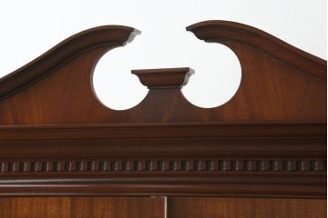 中古　美品　イギリス高級家具　Charles Barr(チャールズ バー)　マホガニー　気品ある佇まいが美しい最高級ガラスキャビネット(定価約180万円)(キュリオケース、ガラスケース、食器棚、飾り棚、戸棚)(R-059194)