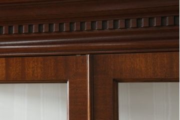 中古　美品　イギリス高級家具　Charles Barr(チャールズ バー)　マホガニー　気品ある佇まいが美しい最高級ガラスキャビネット(定価約180万円)(キュリオケース、ガラスケース、食器棚、飾り棚、戸棚)(R-059194)