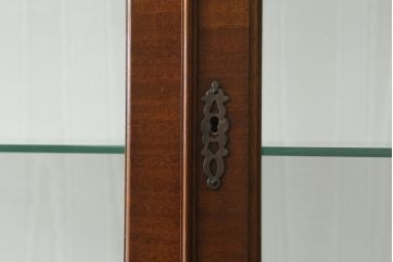 中古　美品　イギリス高級家具　Charles Barr(チャールズ バー)　マホガニー　気品ある佇まいが美しい最高級ガラスキャビネット(定価約180万円)(キュリオケース、ガラスケース、食器棚、飾り棚、戸棚)(R-059194)