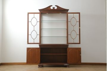 中古　美品　イギリス高級家具　Charles Barr(チャールズ バー)　マホガニー　気品ある佇まいが美しい最高級ガラスキャビネット(定価約180万円)(キュリオケース、ガラスケース、食器棚、飾り棚、戸棚)(R-059195)