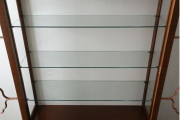 中古　美品　イギリス高級家具　Charles Barr(チャールズ バー)　マホガニー　気品ある佇まいが美しい最高級ガラスキャビネット(定価約180万円)(キュリオケース、ガラスケース、食器棚、飾り棚、戸棚)(R-059195)