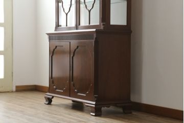 中古　美品　イギリス高級家具　Charles Barr(チャールズ バー)　マホガニー　気品ある佇まいが美しい最高級ガラスキャビネット(定価約180万円)(キュリオケース、ガラスケース、食器棚、飾り棚、戸棚)(R-059195)