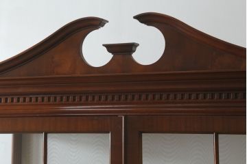 中古　美品　イギリス高級家具　Charles Barr(チャールズ バー)　マホガニー　気品ある佇まいが美しい最高級ガラスキャビネット(定価約180万円)(キュリオケース、ガラスケース、食器棚、飾り棚、戸棚)(R-059195)