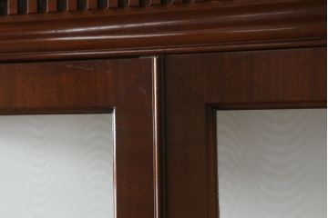中古　美品　イギリス高級家具　Charles Barr(チャールズ バー)　マホガニー　気品ある佇まいが美しい最高級ガラスキャビネット(定価約180万円)(キュリオケース、ガラスケース、食器棚、飾り棚、戸棚)(R-059195)