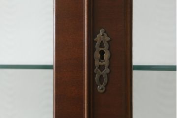 中古　美品　イギリス高級家具　Charles Barr(チャールズ バー)　マホガニー　気品ある佇まいが美しい最高級ガラスキャビネット(定価約180万円)(キュリオケース、ガラスケース、食器棚、飾り棚、戸棚)(R-059195)