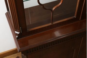 中古　美品　イギリス高級家具　Charles Barr(チャールズ バー)　マホガニー　気品ある佇まいが美しい最高級ガラスキャビネット(定価約180万円)(キュリオケース、ガラスケース、食器棚、飾り棚、戸棚)(R-059195)