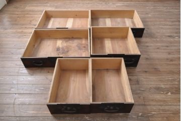 和製アンティーク　特注　特大　最上手物!　前面欅(ケヤキ)材・上段鏡板杉材　時代を超えて渋みを増した金具が見事な関東収納箪笥(夜具箪笥、布団箪笥、水屋箪笥、収納棚、戸棚)(R-059198)