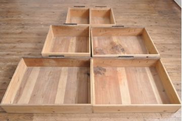 和製アンティーク　特注　特大　最上手物!　前面欅(ケヤキ)材・上段鏡板杉材　時代を超えて渋みを増した金具が見事な関東収納箪笥(夜具箪笥、布団箪笥、水屋箪笥、収納棚、戸棚)(R-059198)